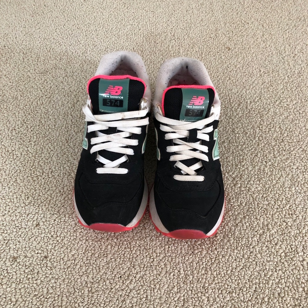 Barely worn- 574 new balance tennis shoes